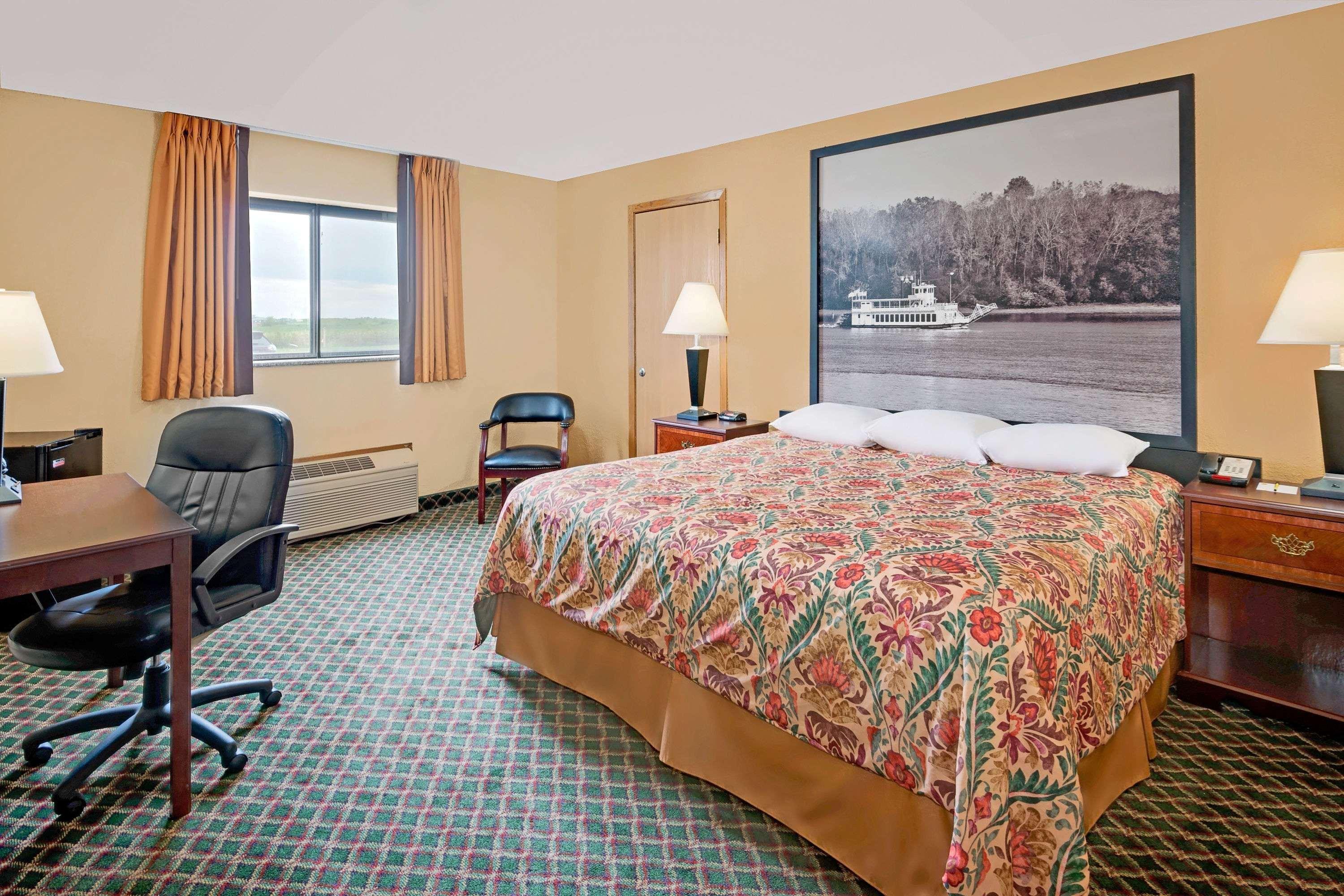 Super 8 By Wyndham Iowa Falls Exterior photo