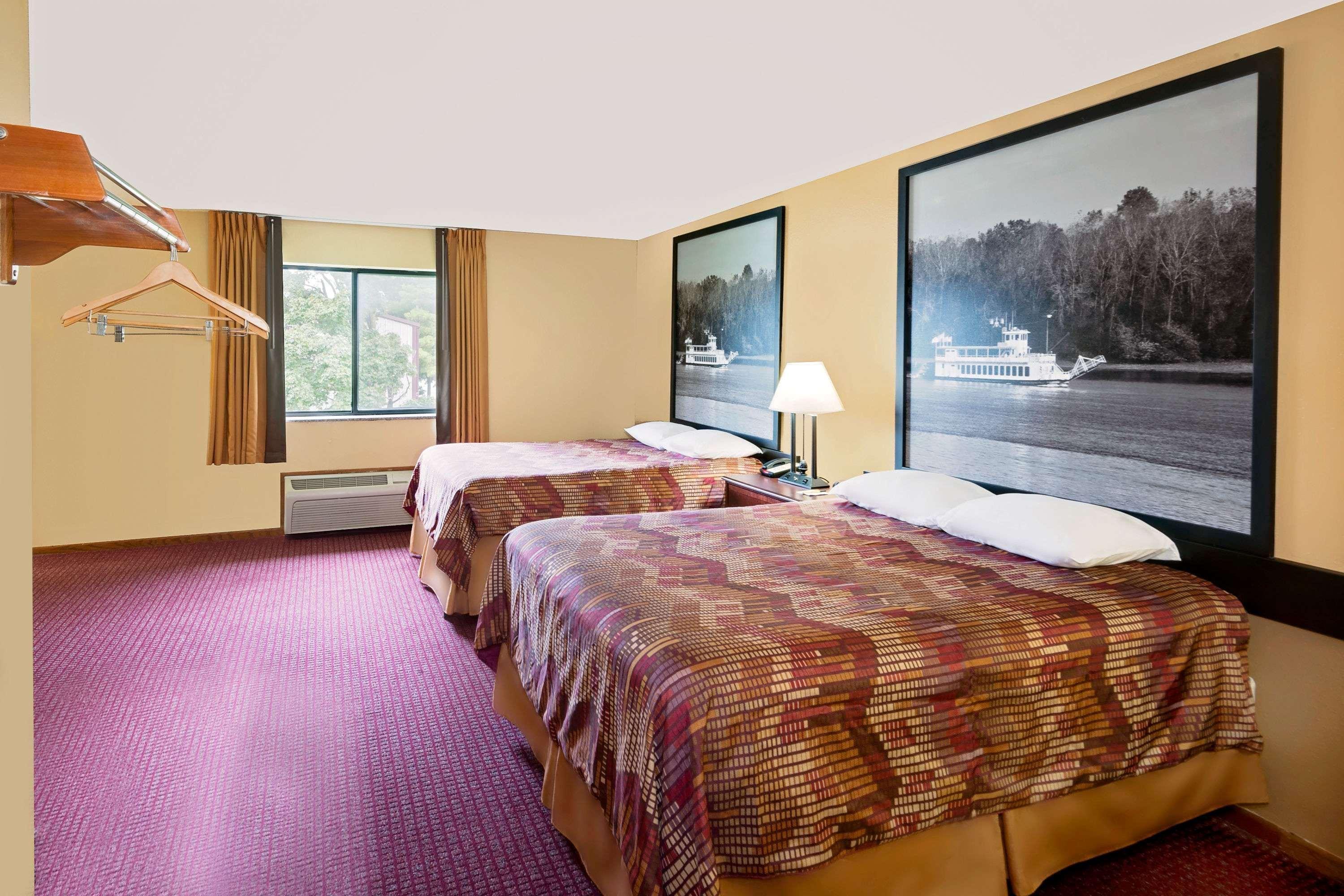 Super 8 By Wyndham Iowa Falls Exterior photo